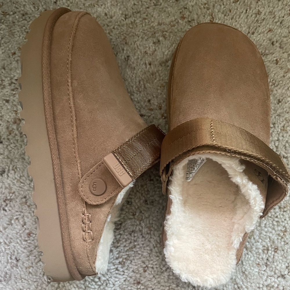 BRAND NEW UGG Tan Suede Slip-On with Shearling in size 7